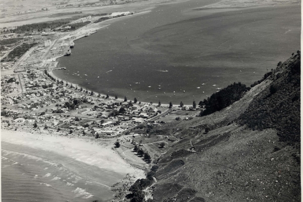 Pilot Bay - March 1965. In November 1965, ten years after the first wharf was officially opened, the 1,303m Mount Maunganui wharf was officially handed over to the then Tauranga Harbour Board by the Prime Minister, the Rt Hon Sir Keith Holyoake, signifying completion of the harbour works originating by agreement with the Crown on 4 November 1953.