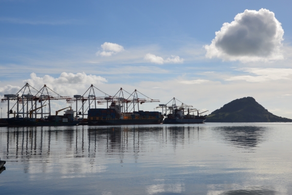 7th crane commissioned in March 2014. The Port's seventh gantry crane is commissioned.